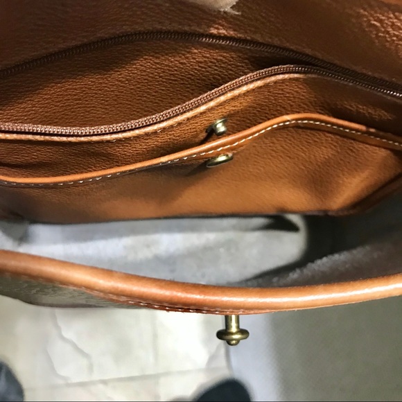 Vintage Dooney and Bourke taupe leather shoulder bag. - Picture 5 of 6